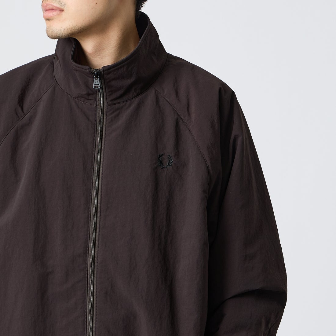 FRED PERRY [フレッドペリー] 別注 ナイロン シェルジャケット [FPM-26A-004JF] RICH BROWN &&モデル身長：168cm 着用サイズ：L&&
