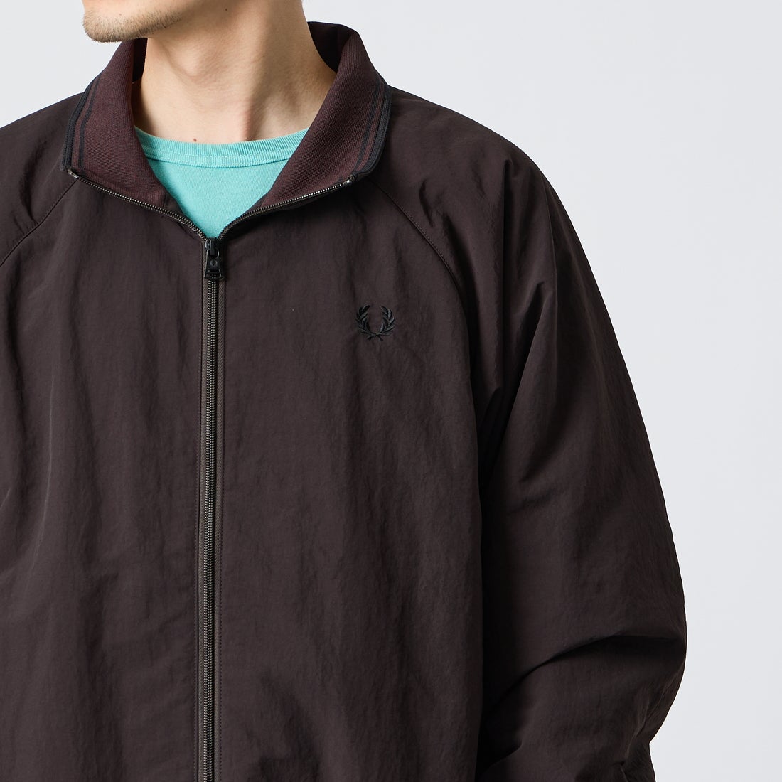 FRED PERRY [フレッドペリー] 別注 ナイロン シェルジャケット [FPM-26A-004JF] RICH BROWN &&モデル身長：168cm 着用サイズ：L&&