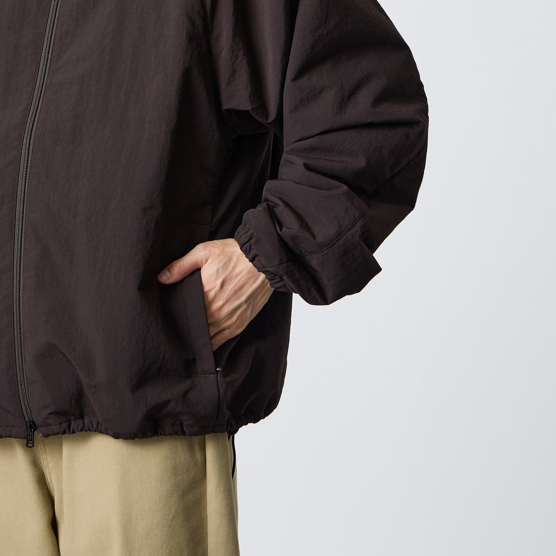 FRED PERRY [フレッドペリー] 別注 ナイロン シェルジャケット [FPM-26A-004JF] RICH BROWN &&モデル身長：168cm 着用サイズ：L&&