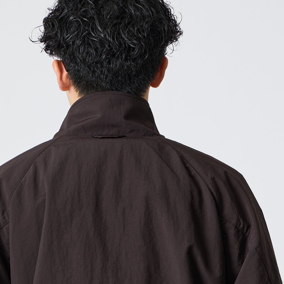FRED PERRY [フレッドペリー] 別注 ナイロン シェルジャケット [FPM-26A-004JF] RICH BROWN &&モデル身長：168cm 着用サイズ：L&&