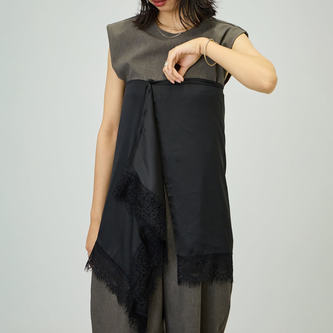 nenom [ネノム] マルチWAY サテンレーススカーフ [NE26332008] 09 BLACK &&モデル身長：162cm 着用サイズ：F&&