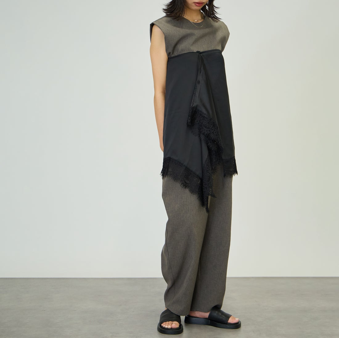nenom [ネノム] マルチWAY サテンレーススカーフ [NE26332008] 09 BLACK &&モデル身長：162cm 着用サイズ：F&&