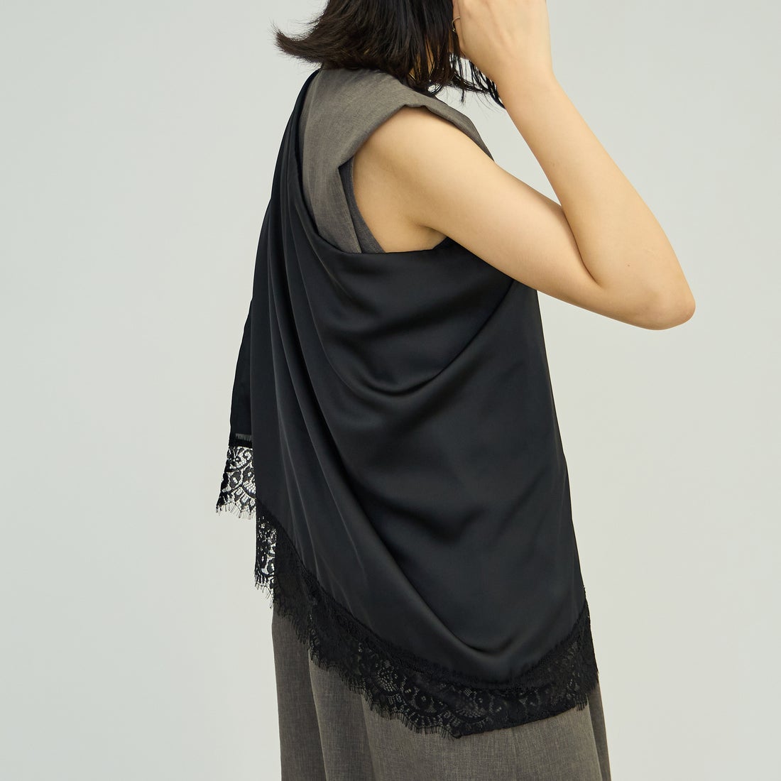 nenom [ネノム] マルチWAY サテンレーススカーフ [NE26332008] 09 BLACK &&モデル身長：162cm 着用サイズ：F&&