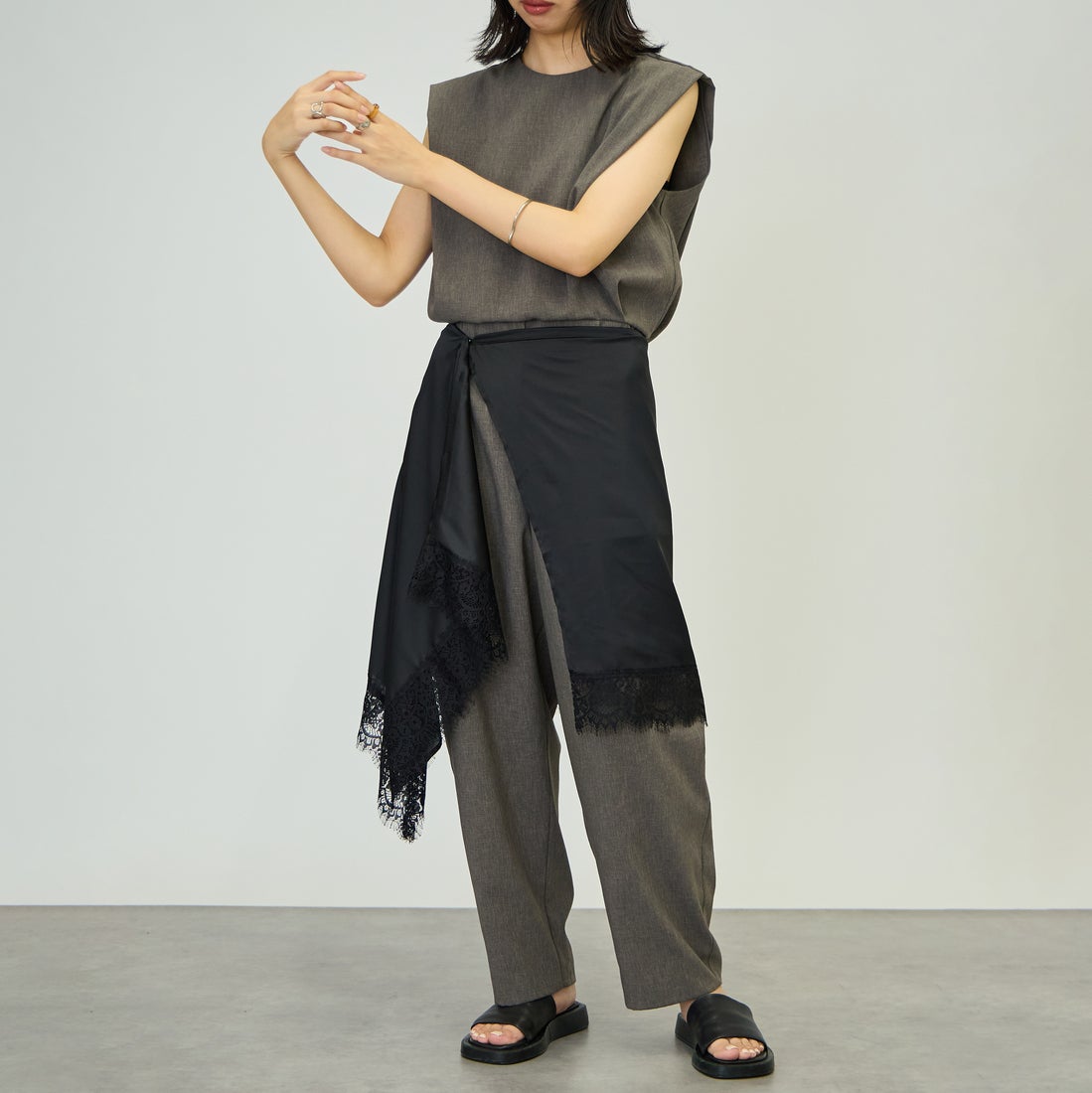 nenom [ネノム] マルチWAY サテンレーススカーフ [NE26332008] 09 BLACK &&モデル身長：162cm 着用サイズ：F&&