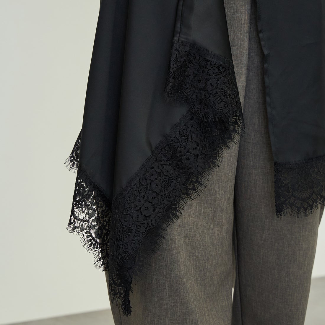 nenom [ネノム] マルチWAY サテンレーススカーフ [NE26332008] 09 BLACK &&モデル身長：162cm 着用サイズ：F&&