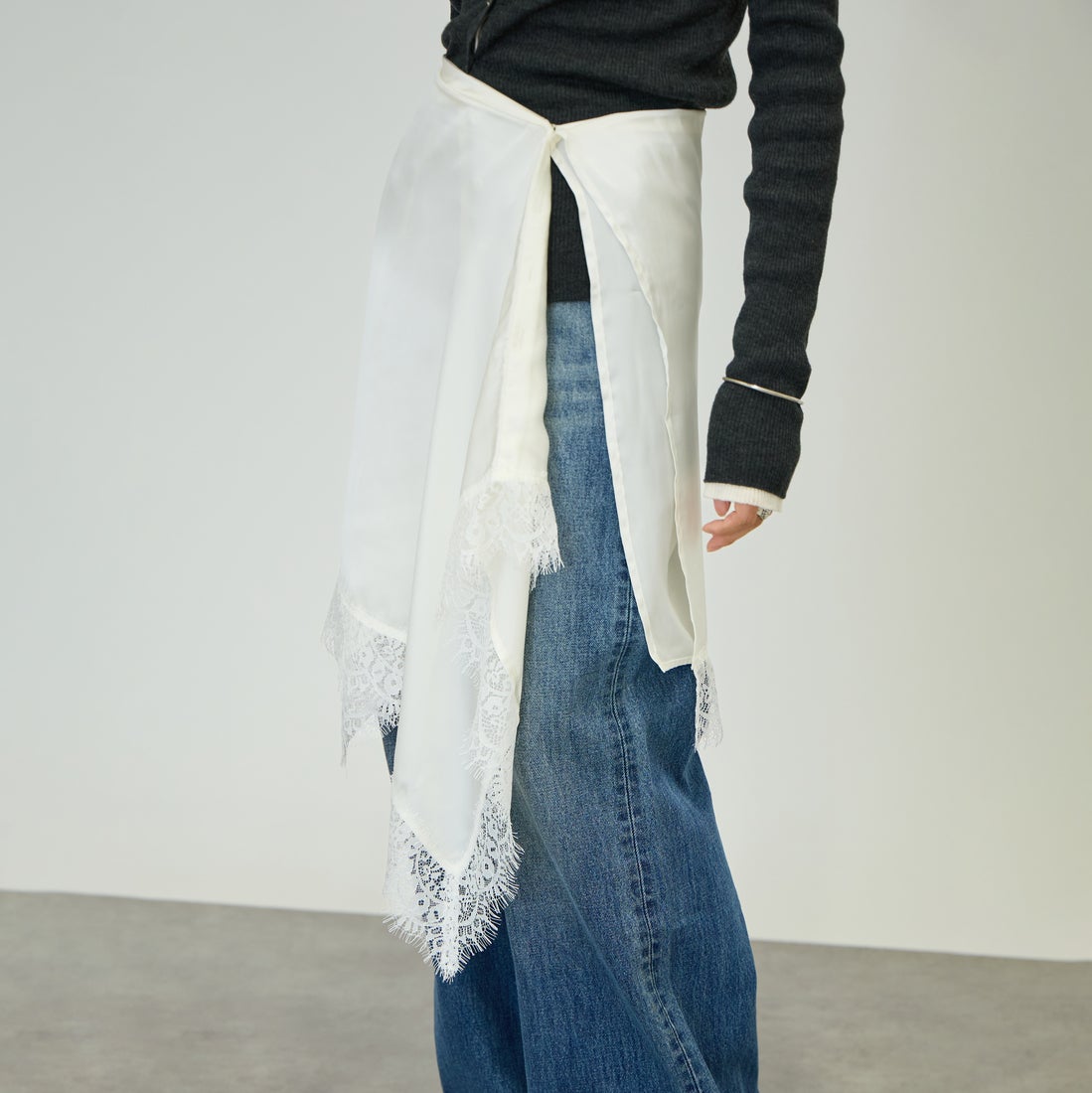nenom [ネノム] マルチWAY サテンレーススカーフ [NE26332008] 02 OFF &&モデル身長：162cm 着用サイズ：F&&
