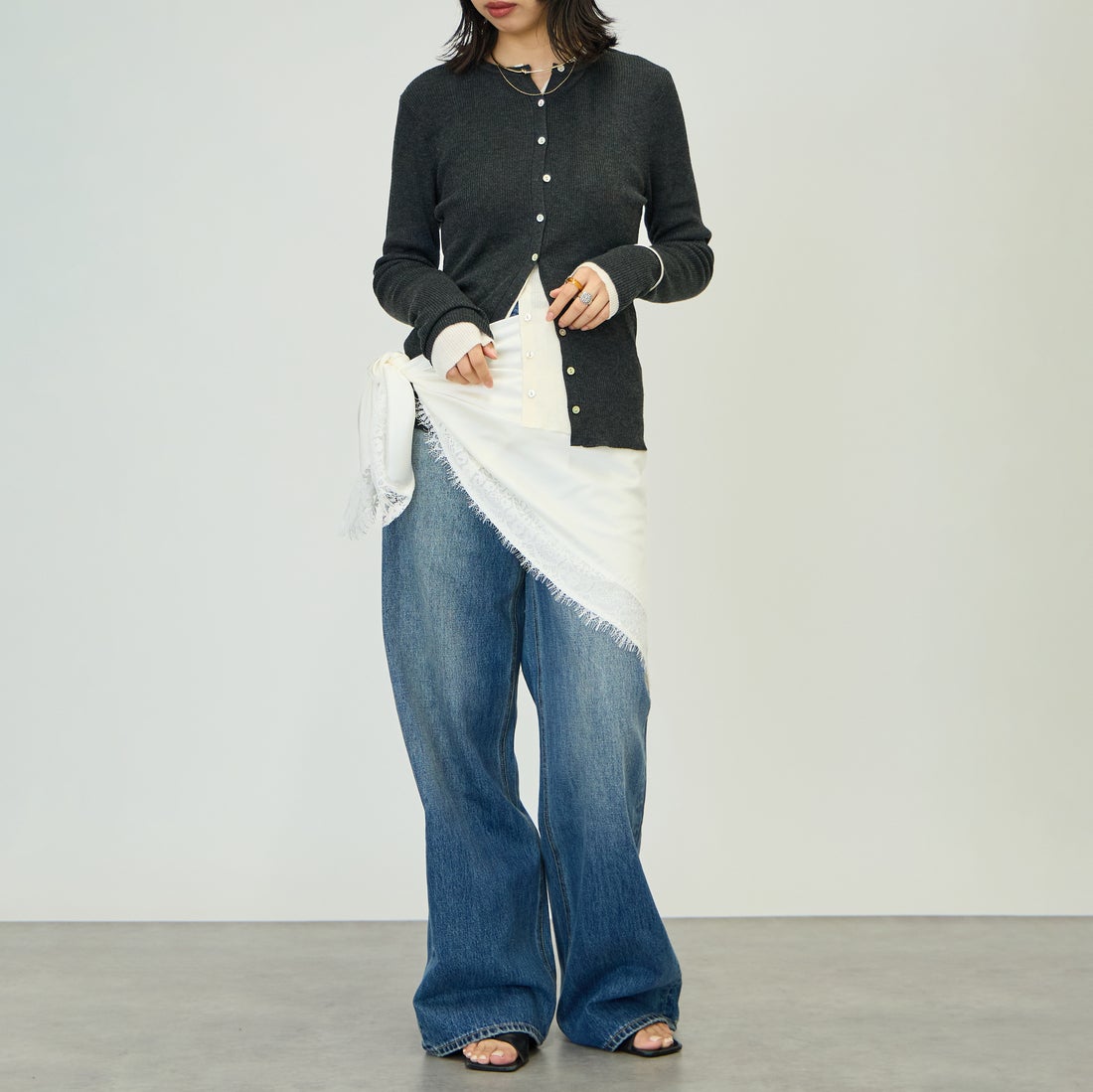 nenom [ネノム] マルチWAY サテンレーススカーフ [NE26332008] 02 OFF &&モデル身長：162cm 着用サイズ：F&&