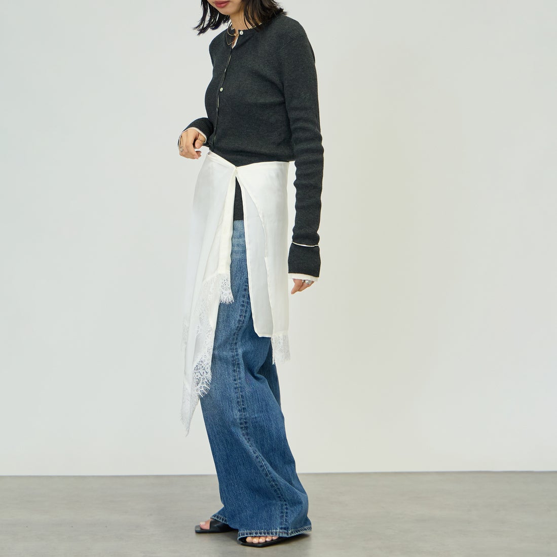 nenom [ネノム] マルチWAY サテンレーススカーフ [NE26332008] 02 OFF &&モデル身長：162cm 着用サイズ：F&&