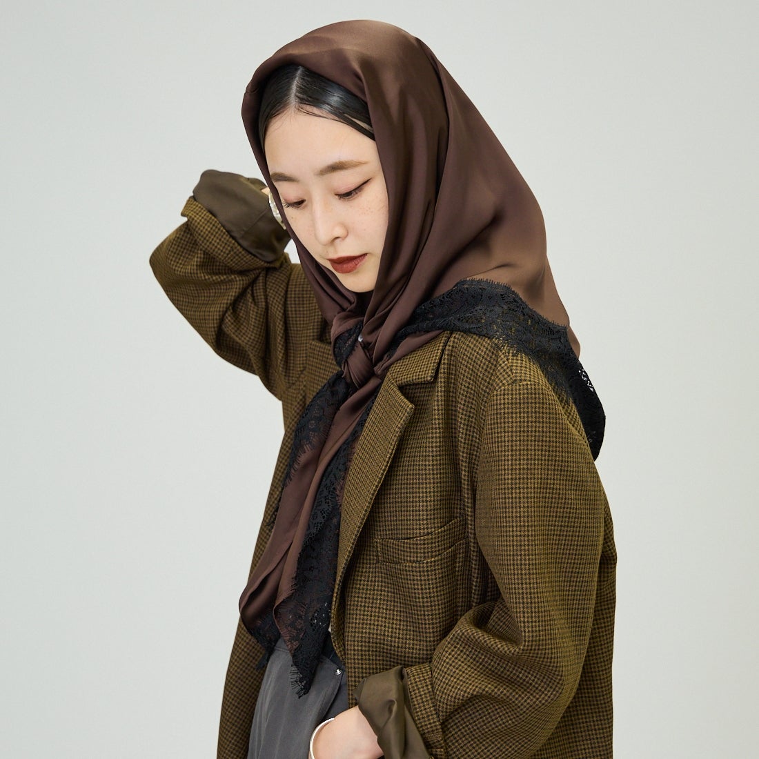 nenom [ネノム] マルチWAY サテンレーススカーフ [NE26332008] 28 BROWN &&モデル身長：150cm 着用サイズ：F&&