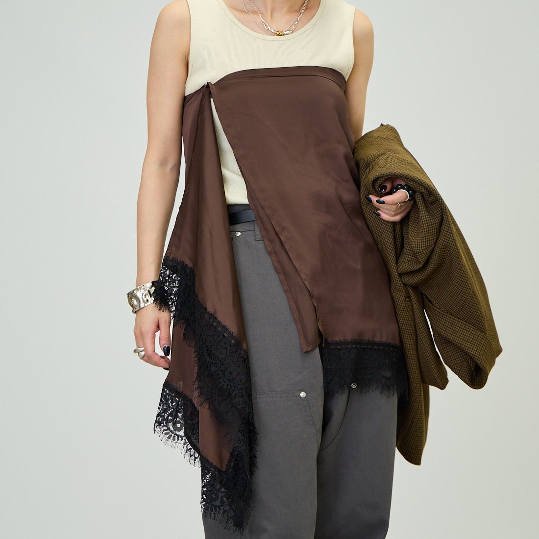 nenom [ネノム] マルチWAY サテンレーススカーフ [NE26332008] 28 BROWN &&モデル身長：150cm 着用サイズ：F&&