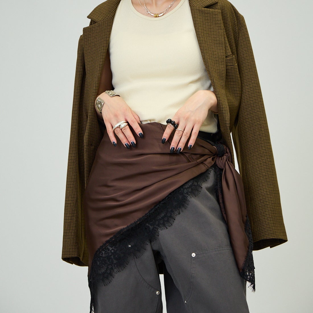 nenom [ネノム] マルチWAY サテンレーススカーフ [NE26332008] 28 BROWN &&モデル身長：150cm 着用サイズ：F&&