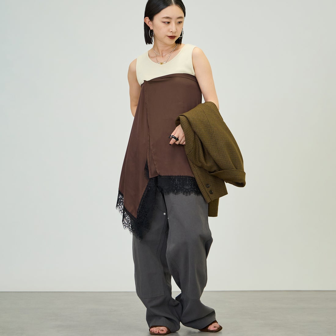 nenom [ネノム] マルチWAY サテンレーススカーフ [NE26332008] 28 BROWN &&モデル身長：150cm 着用サイズ：F&&