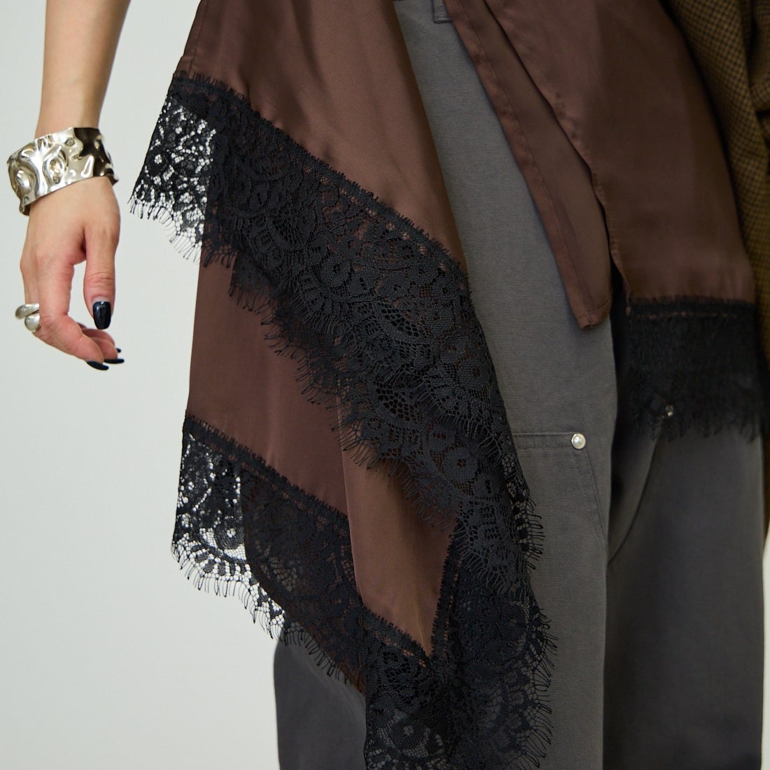 nenom [ネノム] マルチWAY サテンレーススカーフ [NE26332008] 28 BROWN &&モデル身長：150cm 着用サイズ：F&&