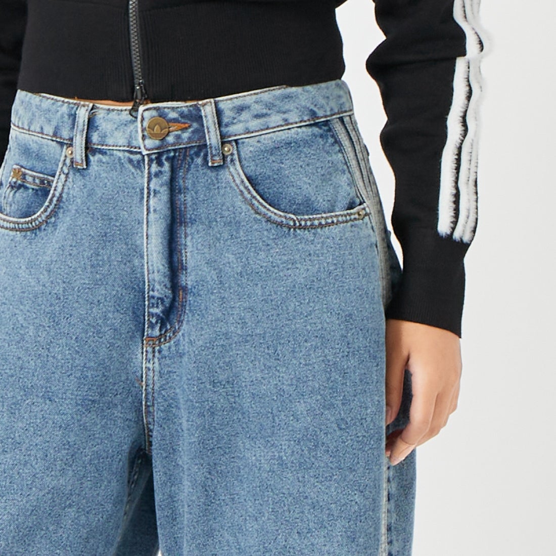 adidas Originals [アディダス オリジナルス] ハイライズ バレルレッグデニムパンツ [CD790] KQ6476 &&モデル身長：162cm 着用サイズ：25-30&&