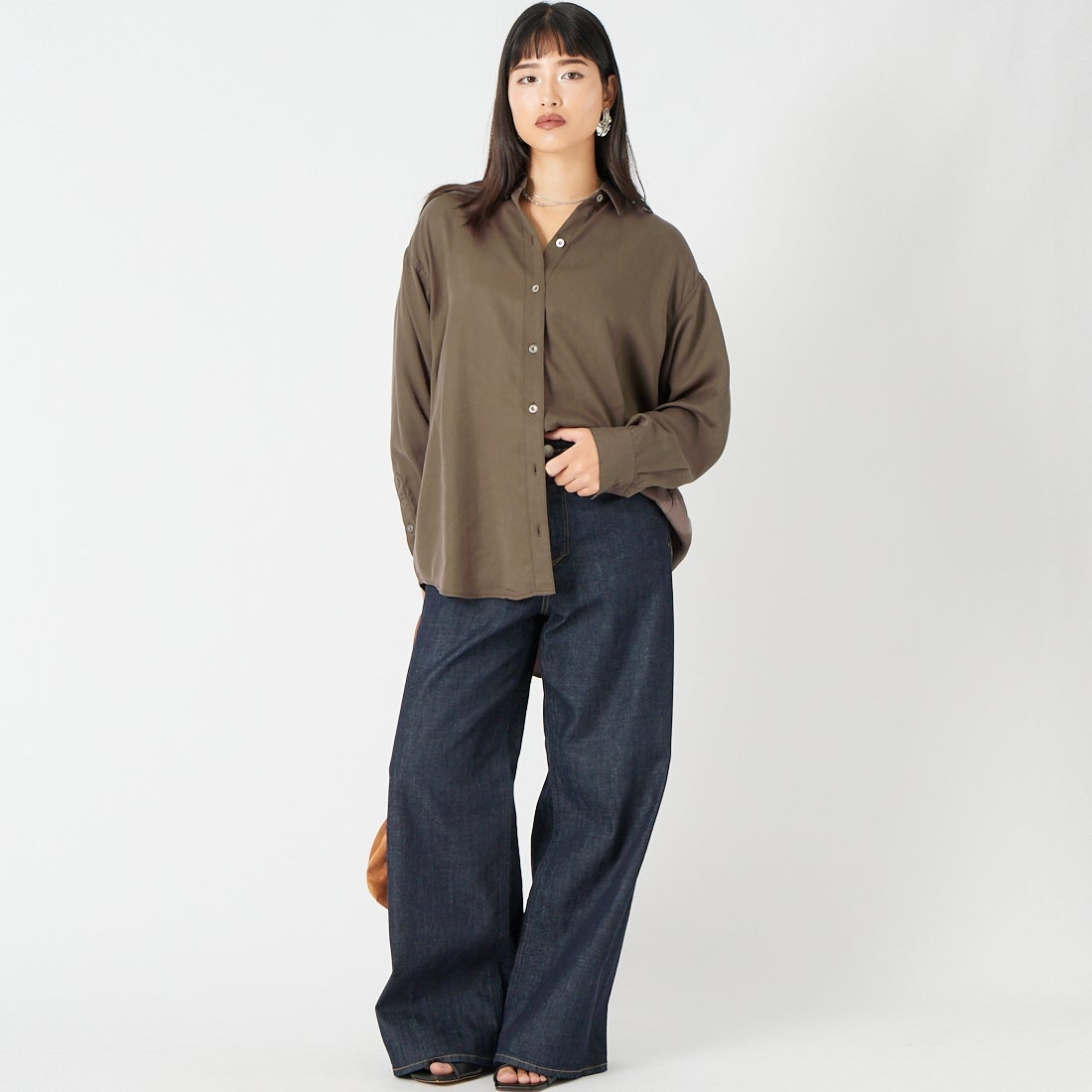 MICA&DEAL [マイカアンドディール] フィブリル2WAYシャツ [0126301053] BROWN &&モデル身長：162cm 着用サイズ：F&&
