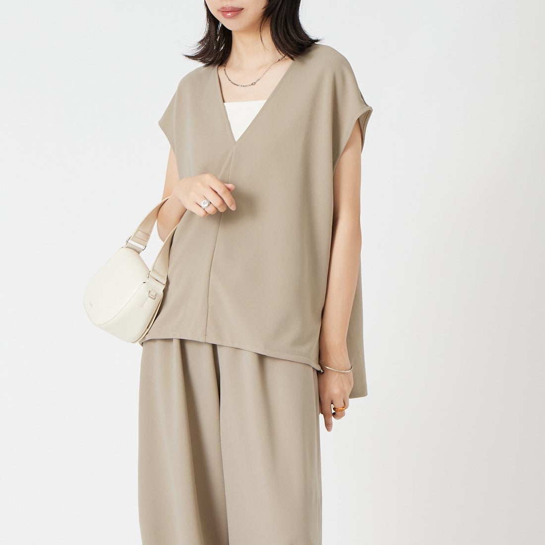 CLOCHE [クロシェ] ジョーゼットVネックベスト [65285634] ﾍﾞｰｼﾞｭ &&モデル身長：162cm 着用サイズ：2&&
