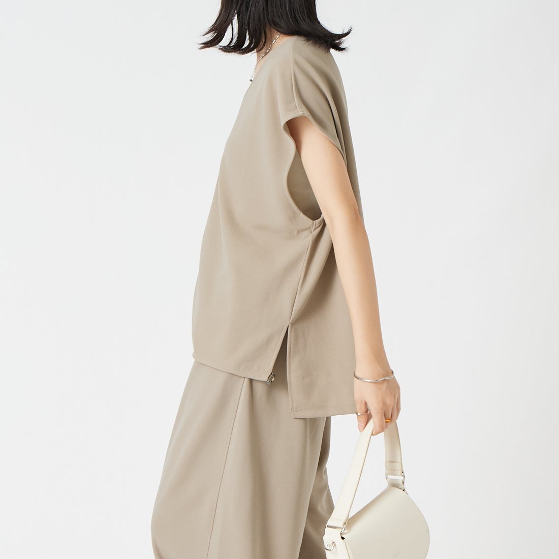 CLOCHE [クロシェ] ジョーゼットVネックベスト [65285634] ﾍﾞｰｼﾞｭ &&モデル身長：162cm 着用サイズ：2&&