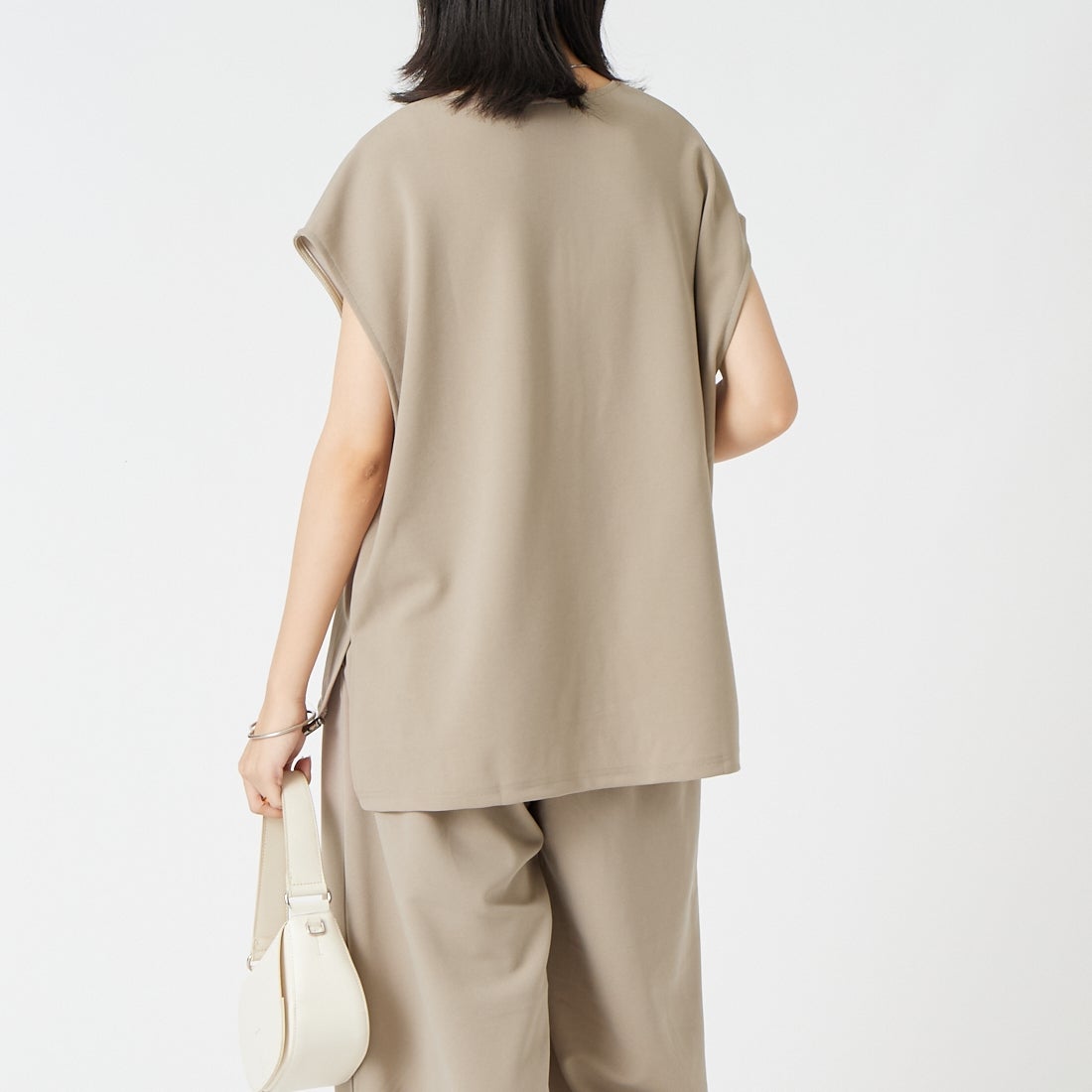 CLOCHE [クロシェ] ジョーゼットVネックベスト [65285634] ﾍﾞｰｼﾞｭ &&モデル身長：162cm 着用サイズ：2&&