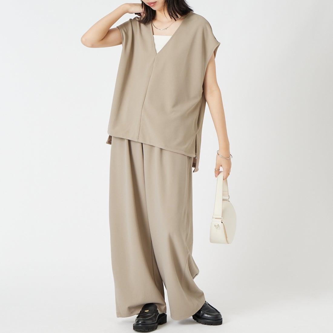 CLOCHE [クロシェ] ジョーゼットVネックベスト [65285634] ﾍﾞｰｼﾞｭ &&モデル身長：162cm 着用サイズ：2&&