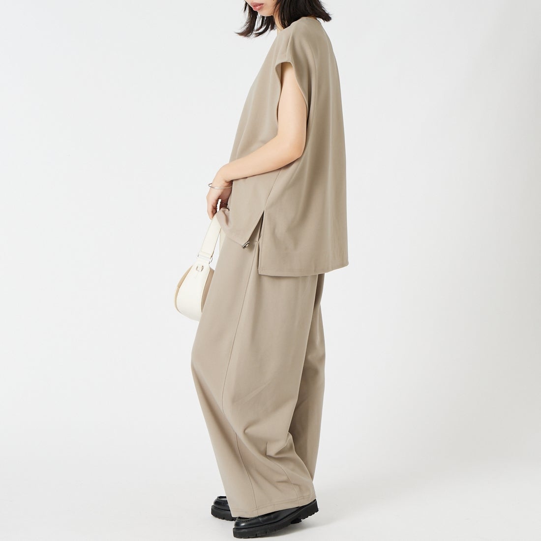CLOCHE [クロシェ] ジョーゼットVネックベスト [65285634] ﾍﾞｰｼﾞｭ &&モデル身長：162cm 着用サイズ：2&&