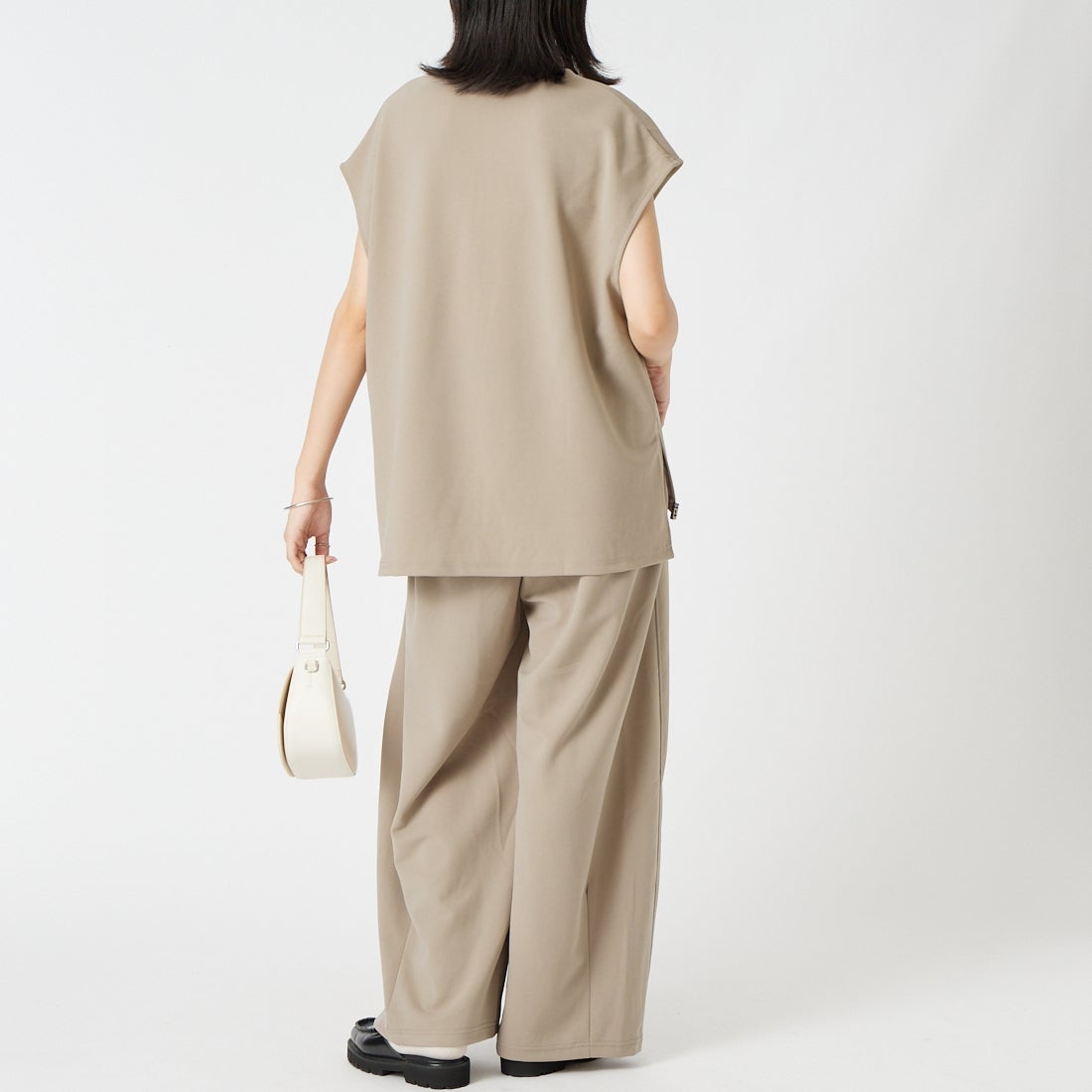 CLOCHE [クロシェ] ジョーゼットVネックベスト [65285634] ﾍﾞｰｼﾞｭ &&モデル身長：162cm 着用サイズ：2&&