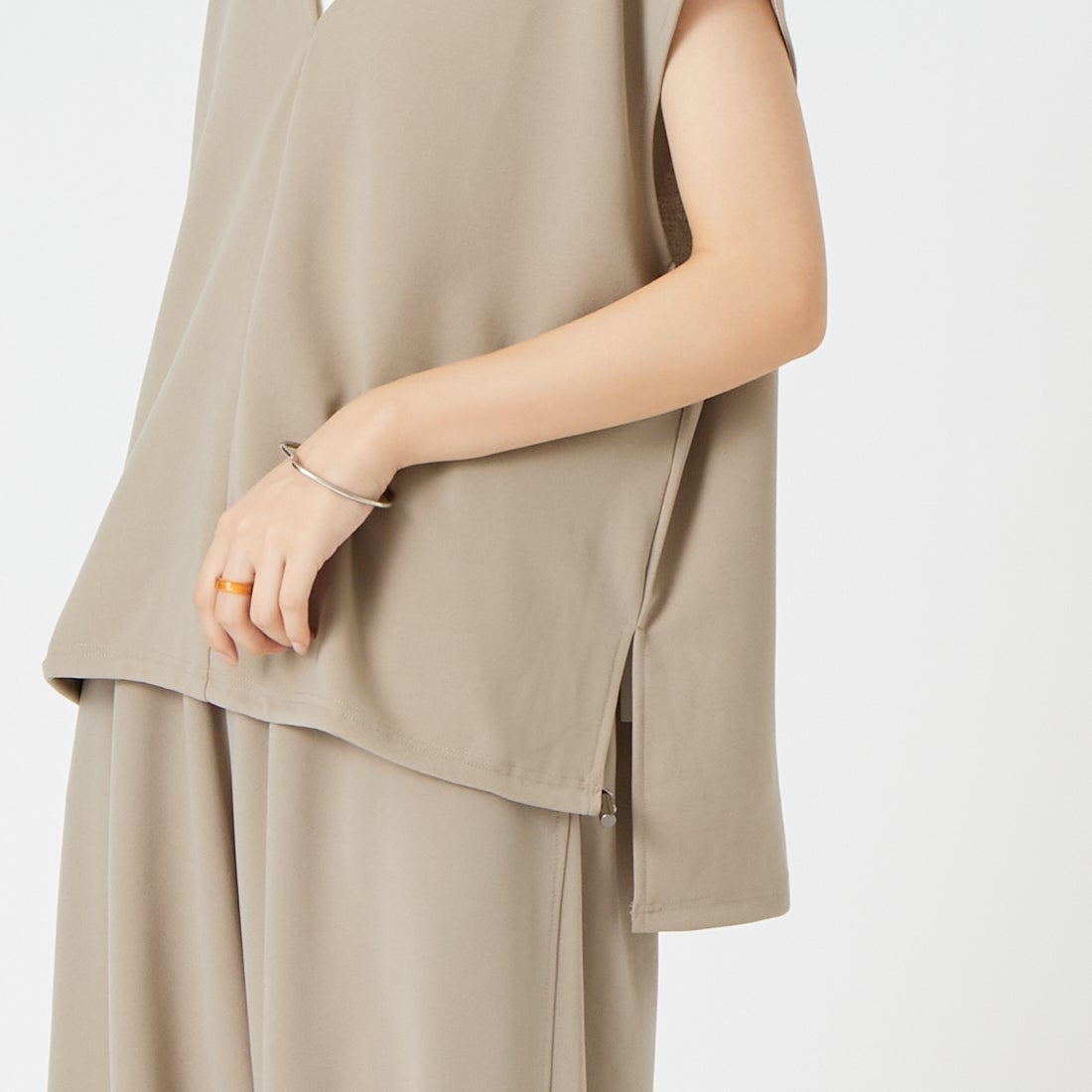 CLOCHE [クロシェ] ジョーゼットVネックベスト [65285634] ﾍﾞｰｼﾞｭ &&モデル身長：162cm 着用サイズ：2&&