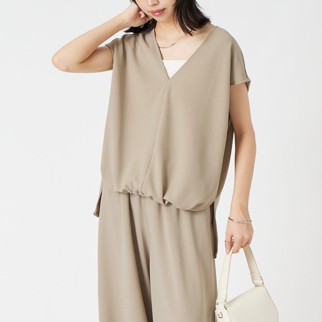 CLOCHE [クロシェ] ジョーゼットVネックベスト [65285634] ﾍﾞｰｼﾞｭ &&モデル身長：162cm 着用サイズ：2&&