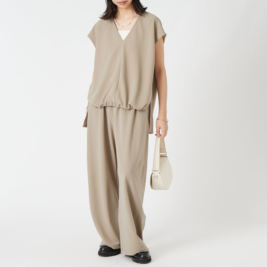 CLOCHE [クロシェ] ジョーゼットVネックベスト [65285634] ﾍﾞｰｼﾞｭ &&モデル身長：162cm 着用サイズ：2&&