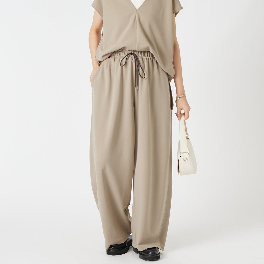 CLOCHE [クロシェ] ジョーゼットカーブパンツ [65286526] ﾍﾞｰｼﾞｭ &&モデル身長：162cm 着用サイズ：2&&