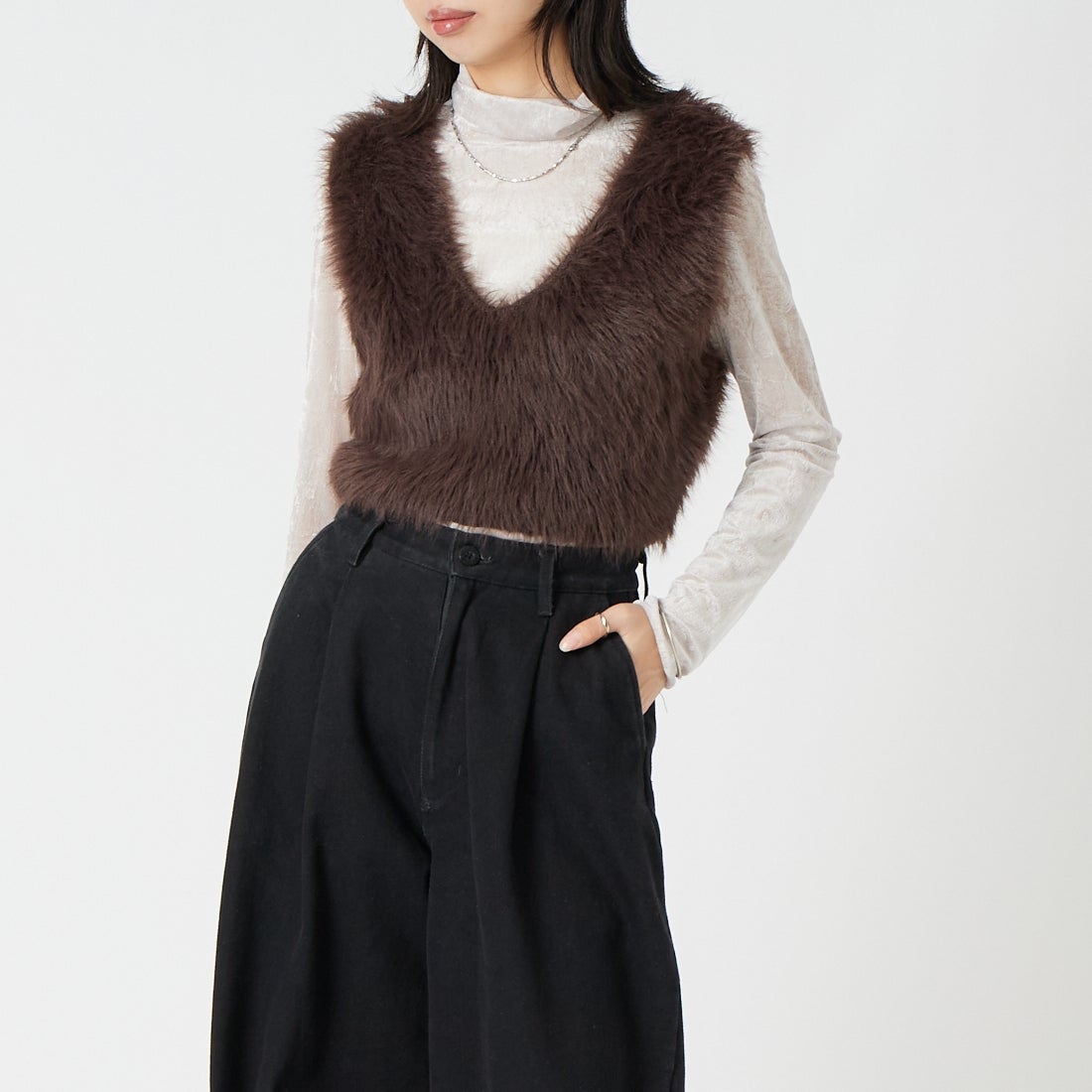 DIGNITE COLLIER [ディニテコリエ] フェザーニットベスト [80269701] 036 ﾌﾞﾗｳﾝ &&モデル身長：162cm 着用サイズ：F&&