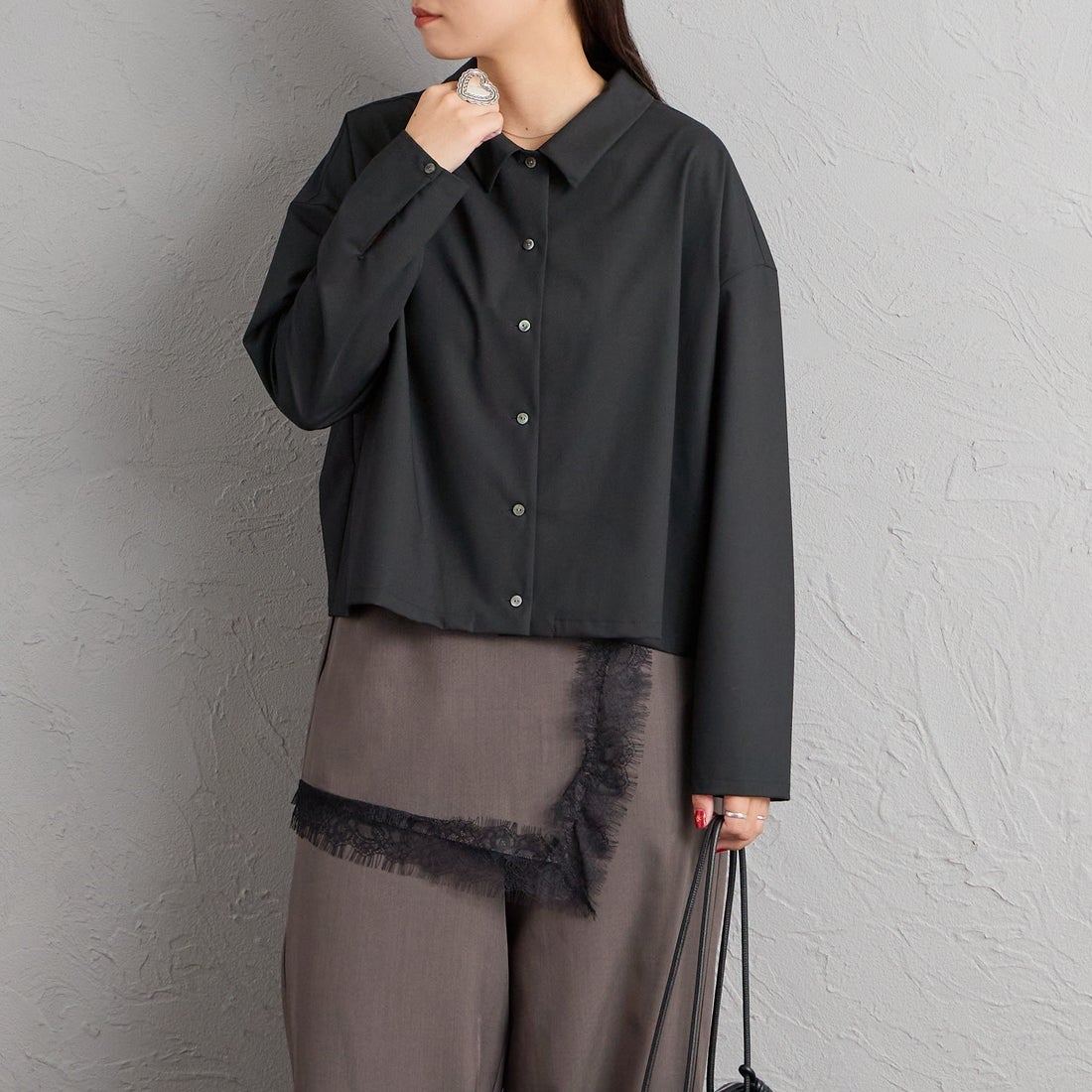 mizuiro ind [ミズイロインド] T/Rワイドシャツ [3-230129] 99 BLACK &&モデル身長：156cm 着用サイズ：F&&