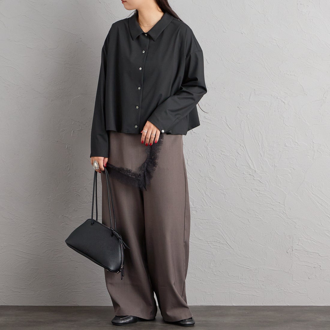 mizuiro ind [ミズイロインド] T/Rワイドシャツ [3-230129] 99 BLACK &&モデル身長：156cm 着用サイズ：F&&