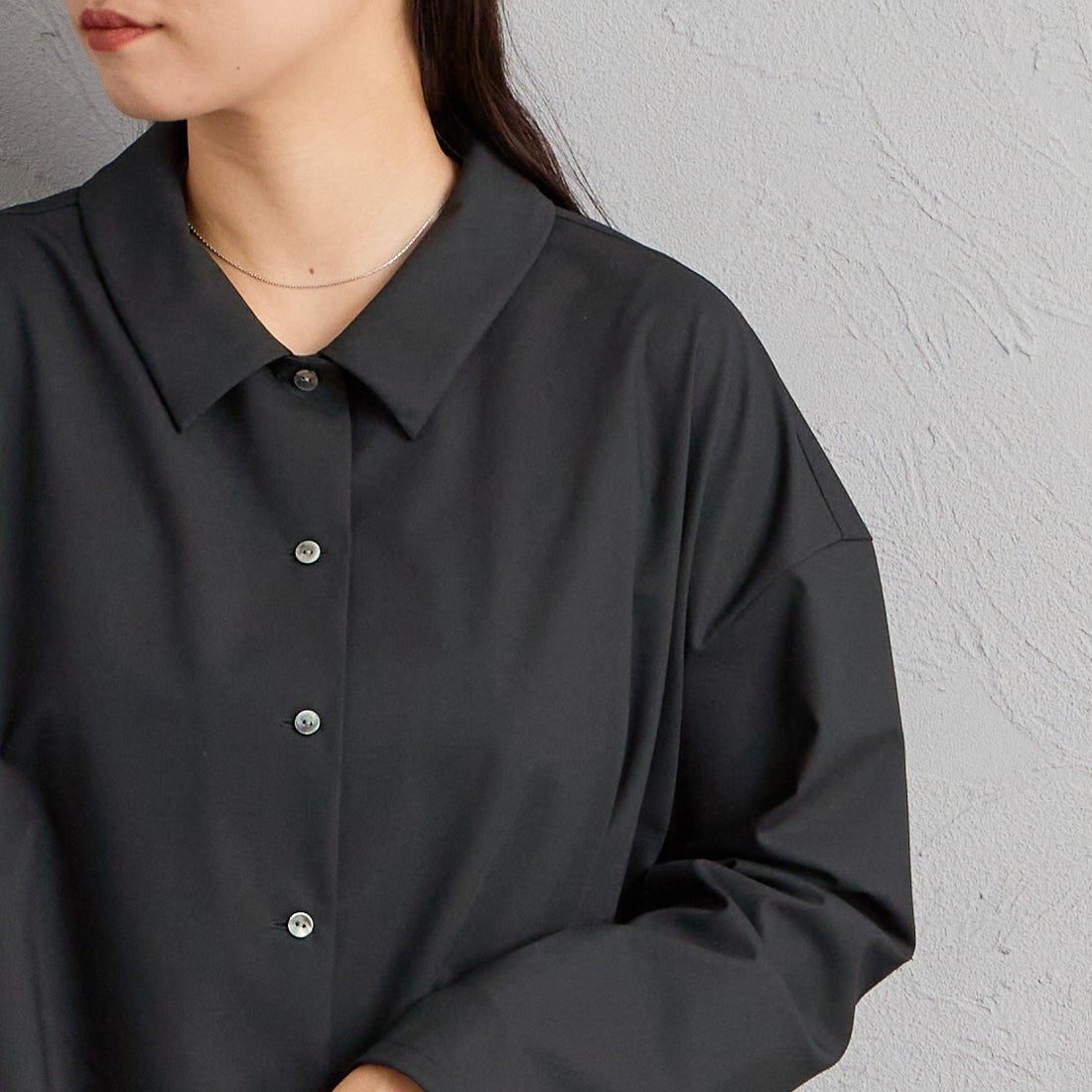 mizuiro ind [ミズイロインド] T/Rワイドシャツ [3-230129] 99 BLACK &&モデル身長：156cm 着用サイズ：F&&
