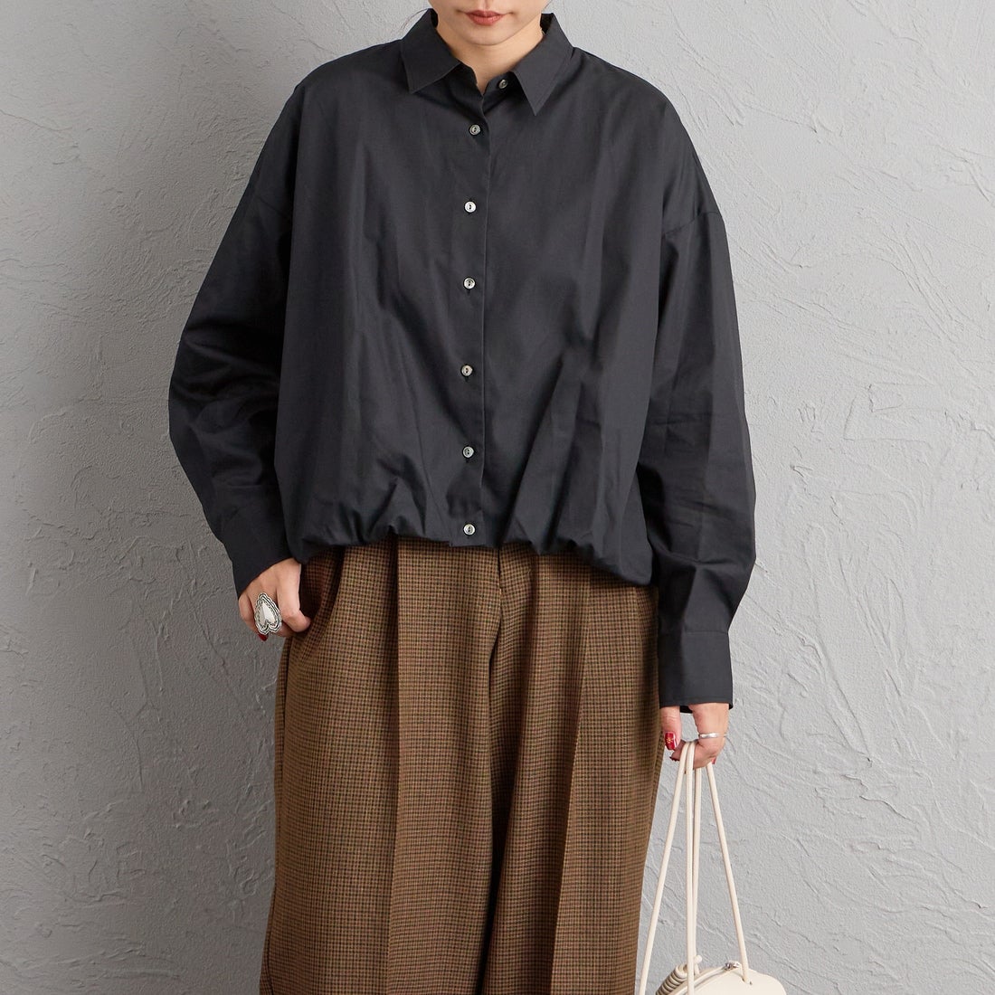 mizuiro ind [ミズイロインド] ロングスリーブバルーンシャツ [3-230132] 99 BLACK &&モデル身長：156cm 着用サイズ：F&&
