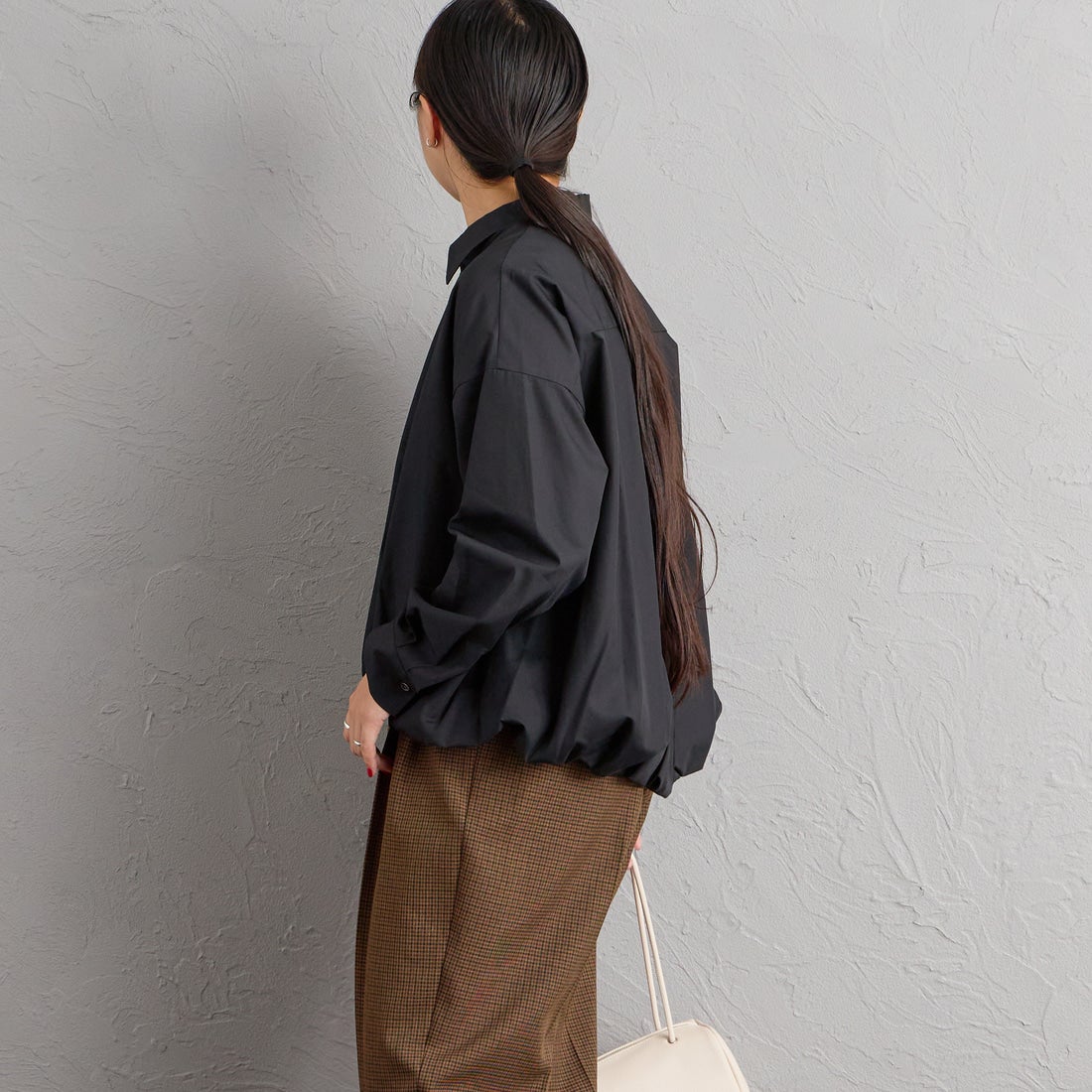 mizuiro ind [ミズイロインド] ロングスリーブバルーンシャツ [3-230132] 99 BLACK &&モデル身長：156cm 着用サイズ：F&&