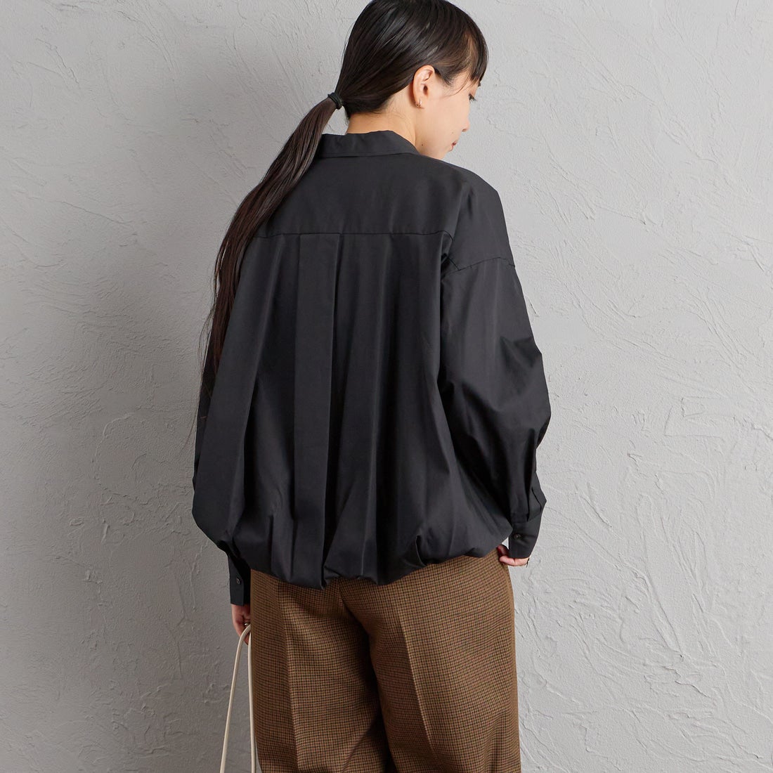 mizuiro ind [ミズイロインド] ロングスリーブバルーンシャツ [3-230132] 99 BLACK &&モデル身長：156cm 着用サイズ：F&&