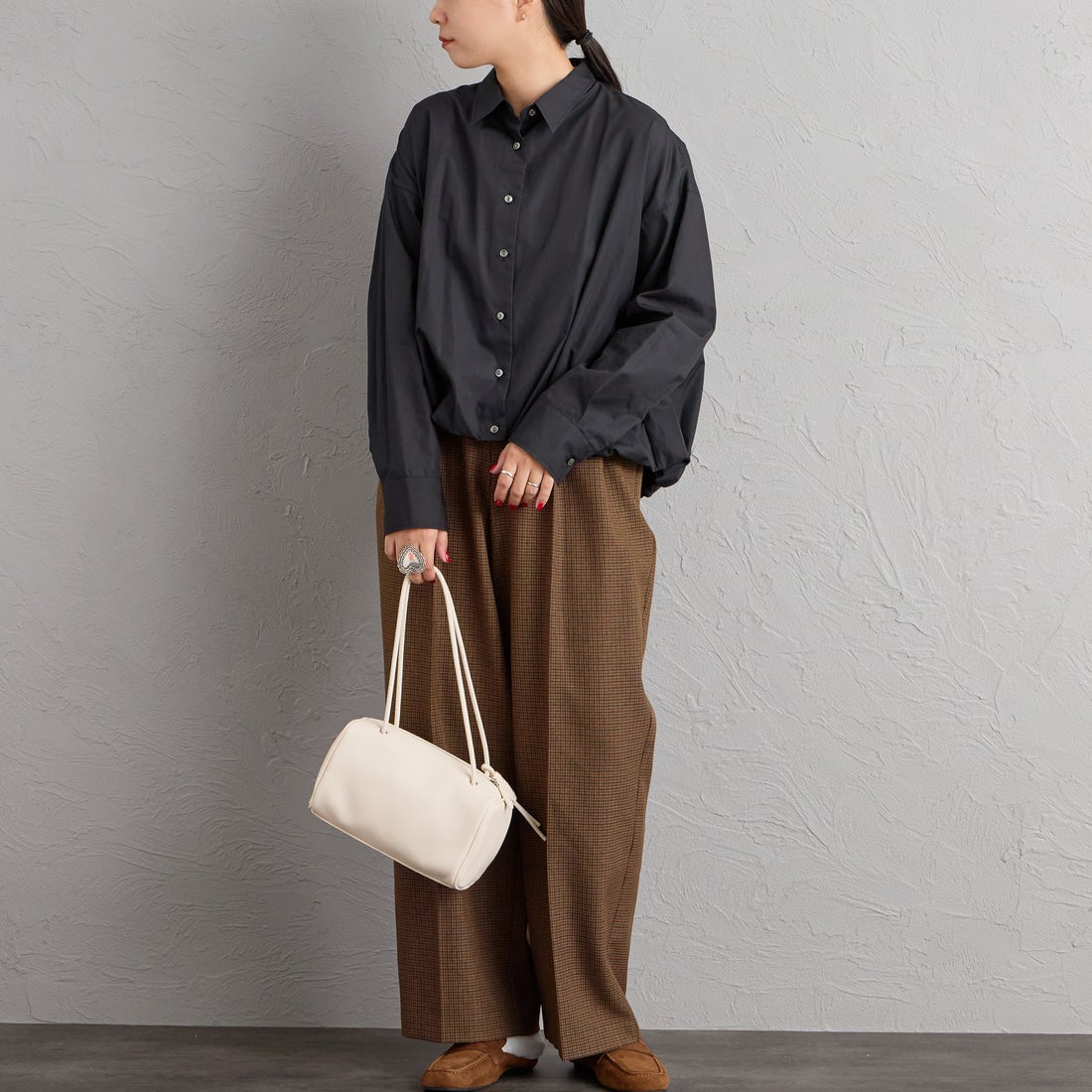 mizuiro ind [ミズイロインド] ロングスリーブバルーンシャツ [3-230132] 99 BLACK &&モデル身長：156cm 着用サイズ：F&&