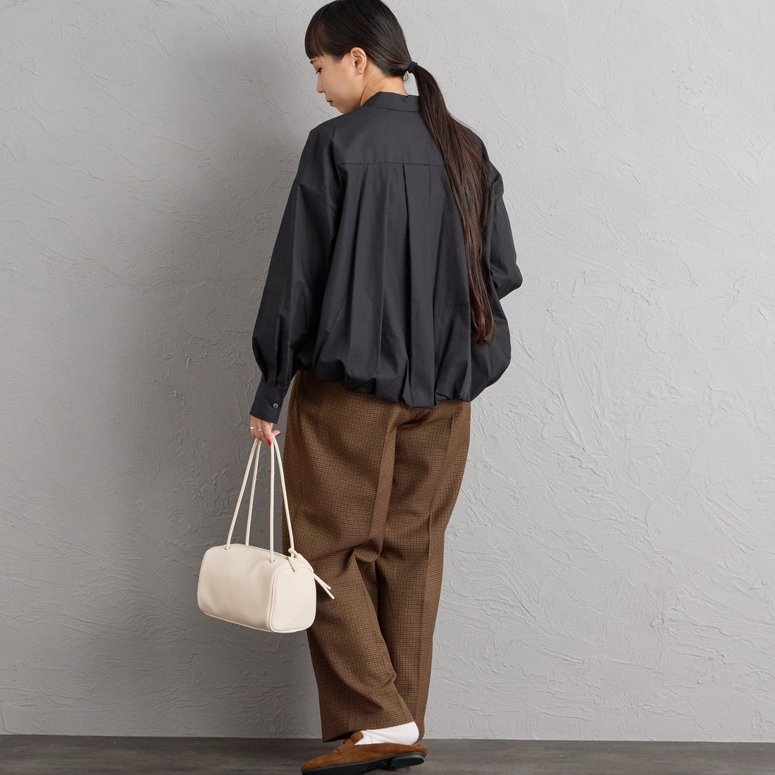 mizuiro ind [ミズイロインド] ロングスリーブバルーンシャツ [3-230132] 99 BLACK &&モデル身長：156cm 着用サイズ：F&&