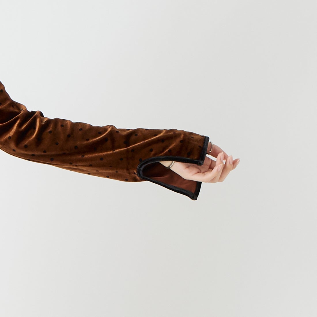 Jeans Factory Clothes [ジーンズファクトリークローズ] パイピングベロアドットプルオーバー [04338-AD] BROWN &&モデル身長：162cm 着用サイズ：F&&