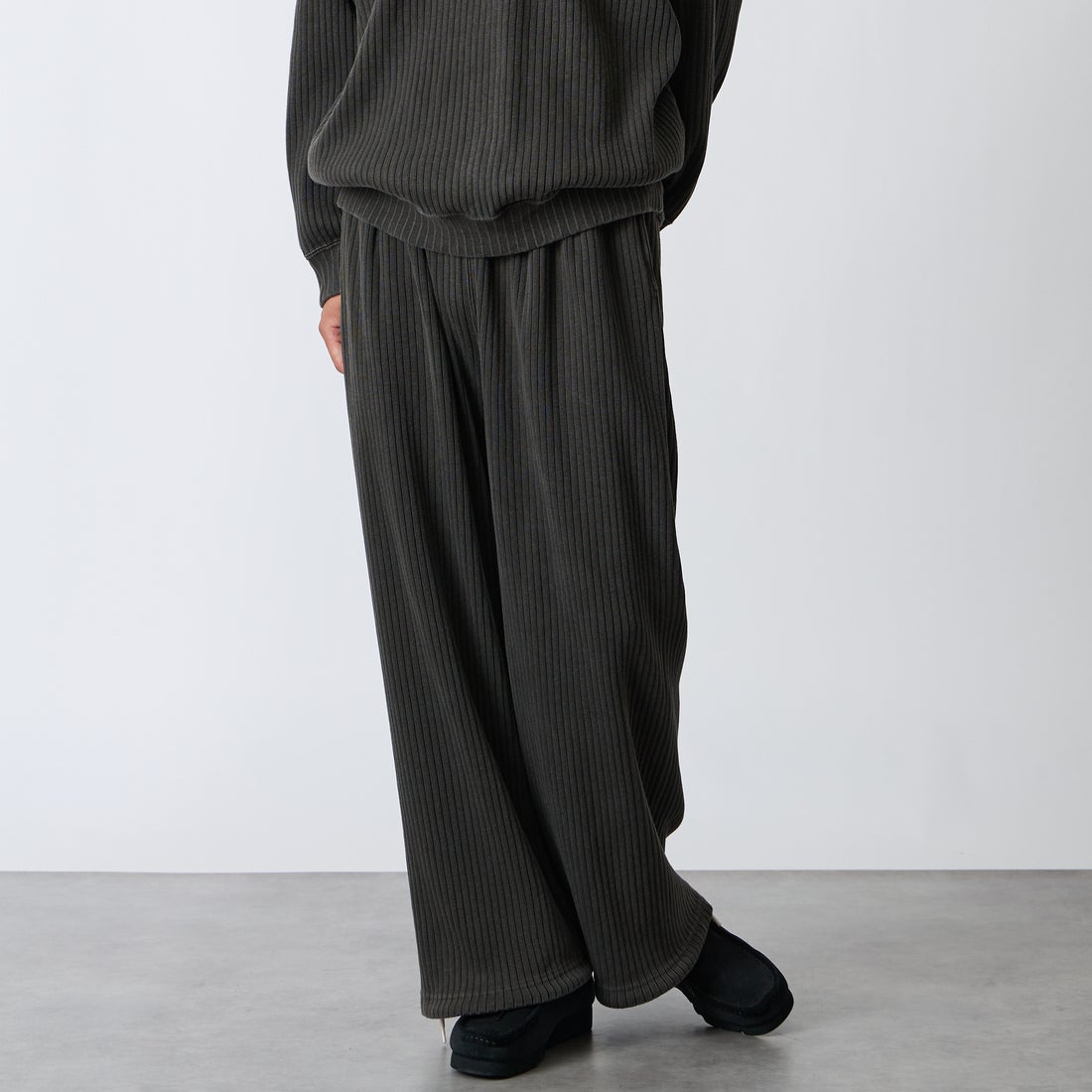 iori [イオリ] 別注 ランダムリブパンツ [IORI91-JF] CHARCOAL &&モデル身長：175cm 着用サイズ：2&&