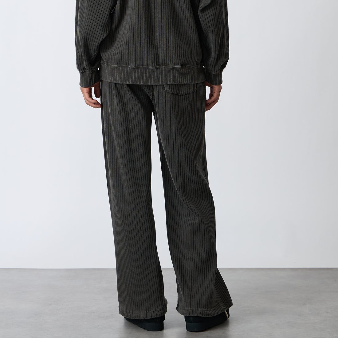 iori [イオリ] 別注 ランダムリブパンツ [IORI91-JF] CHARCOAL &&モデル身長：175cm 着用サイズ：2&&