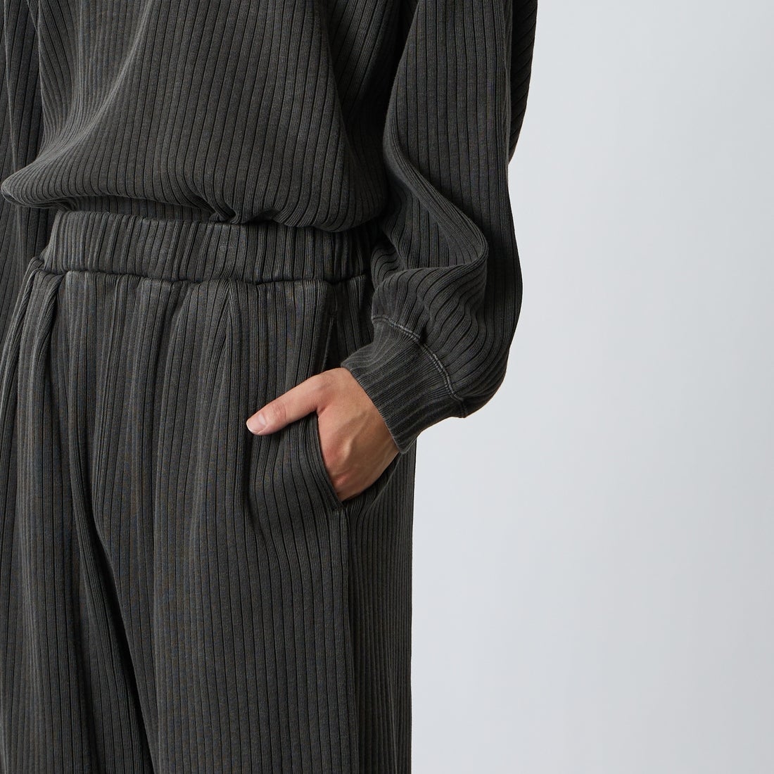 iori [イオリ] 別注 ランダムリブパンツ [IORI91-JF] CHARCOAL &&モデル身長：175cm 着用サイズ：2&&