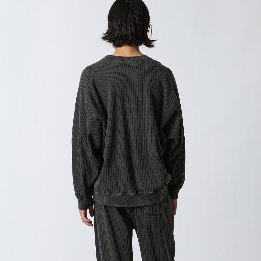 iori [イオリ] 別注 ランダムリブロングスリーブスウェット [IORI92-JF] CHARCOAL &&モデル身長：175cm 着用サイズ：2&&