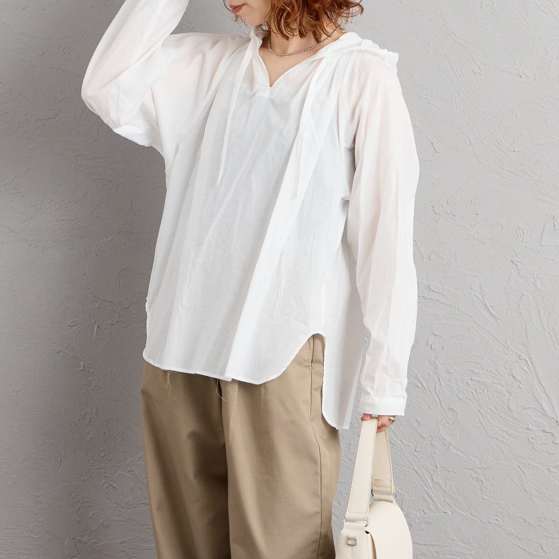 mizuiro ind [ミズイロインド] フーデッドギャザーネックシャツ [3-230133] 11 OFF WHI &&モデル身長：158cm 着用サイズ：F&&