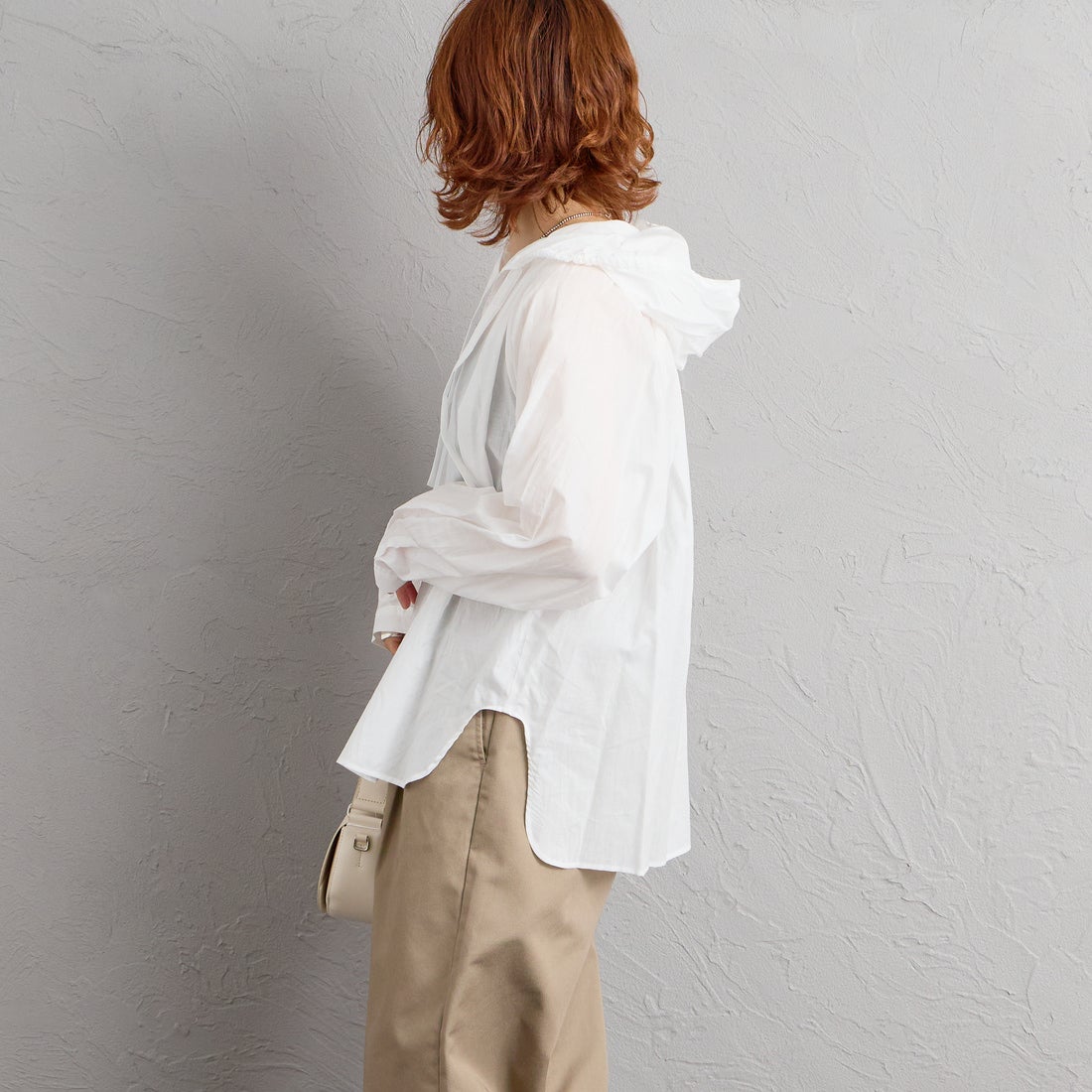 mizuiro ind [ミズイロインド] フーデッドギャザーネックシャツ [3-230133] 11 OFF WHI &&モデル身長：158cm 着用サイズ：F&&