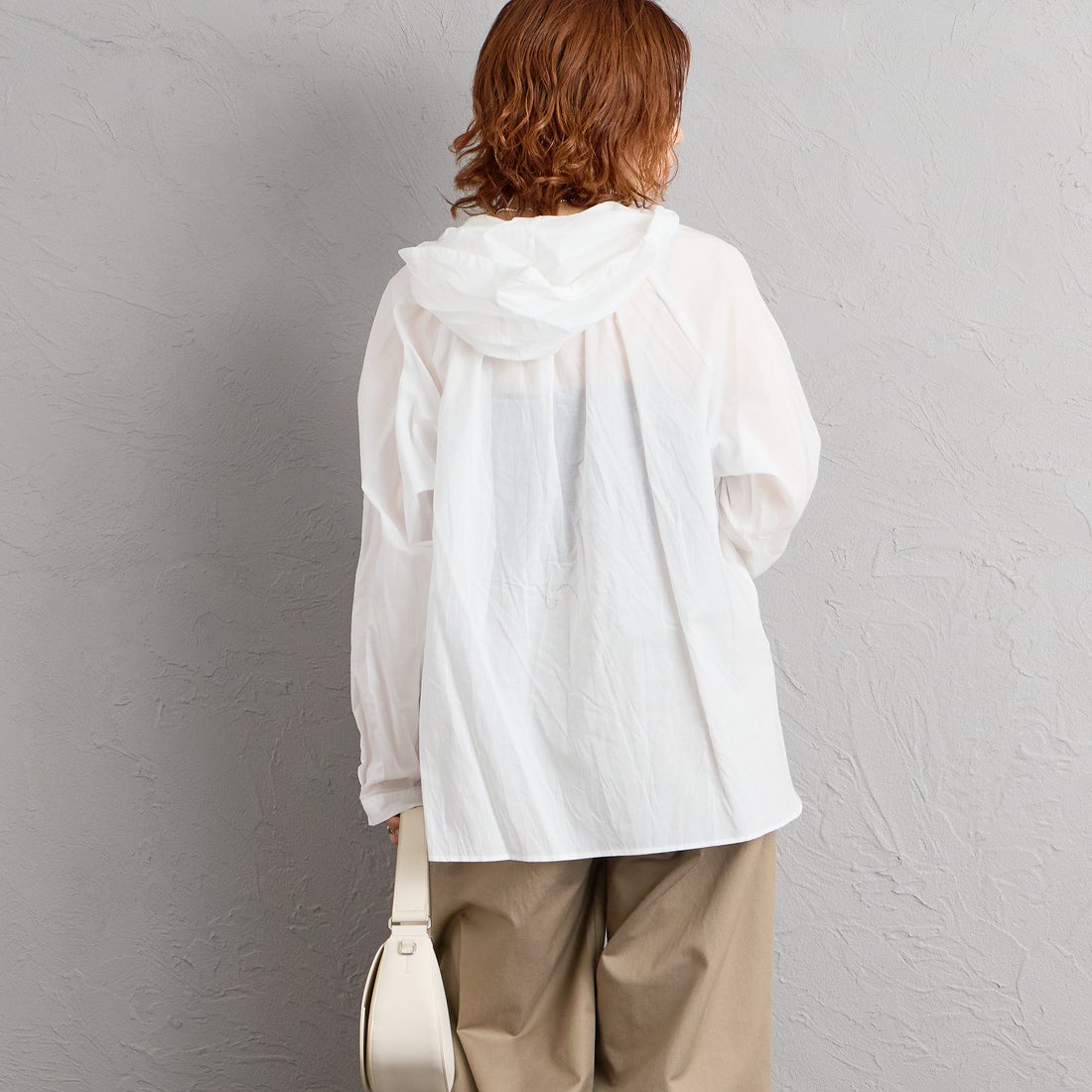 mizuiro ind [ミズイロインド] フーデッドギャザーネックシャツ [3-230133] 11 OFF WHI &&モデル身長：158cm 着用サイズ：F&&
