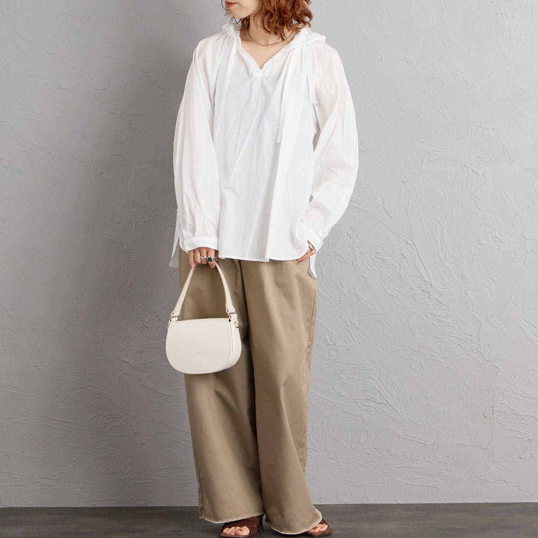 mizuiro ind [ミズイロインド] フーデッドギャザーネックシャツ [3-230133] 11 OFF WHI &&モデル身長：158cm 着用サイズ：F&&
