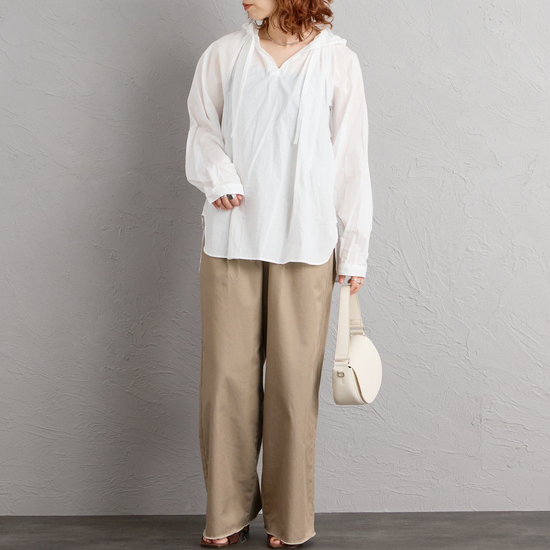 mizuiro ind [ミズイロインド] フーデッドギャザーネックシャツ [3-230133] 11 OFF WHI &&モデル身長：158cm 着用サイズ：F&&nd [ミズイロインド] フーデッドギャザーネックシャツ [3-230133]