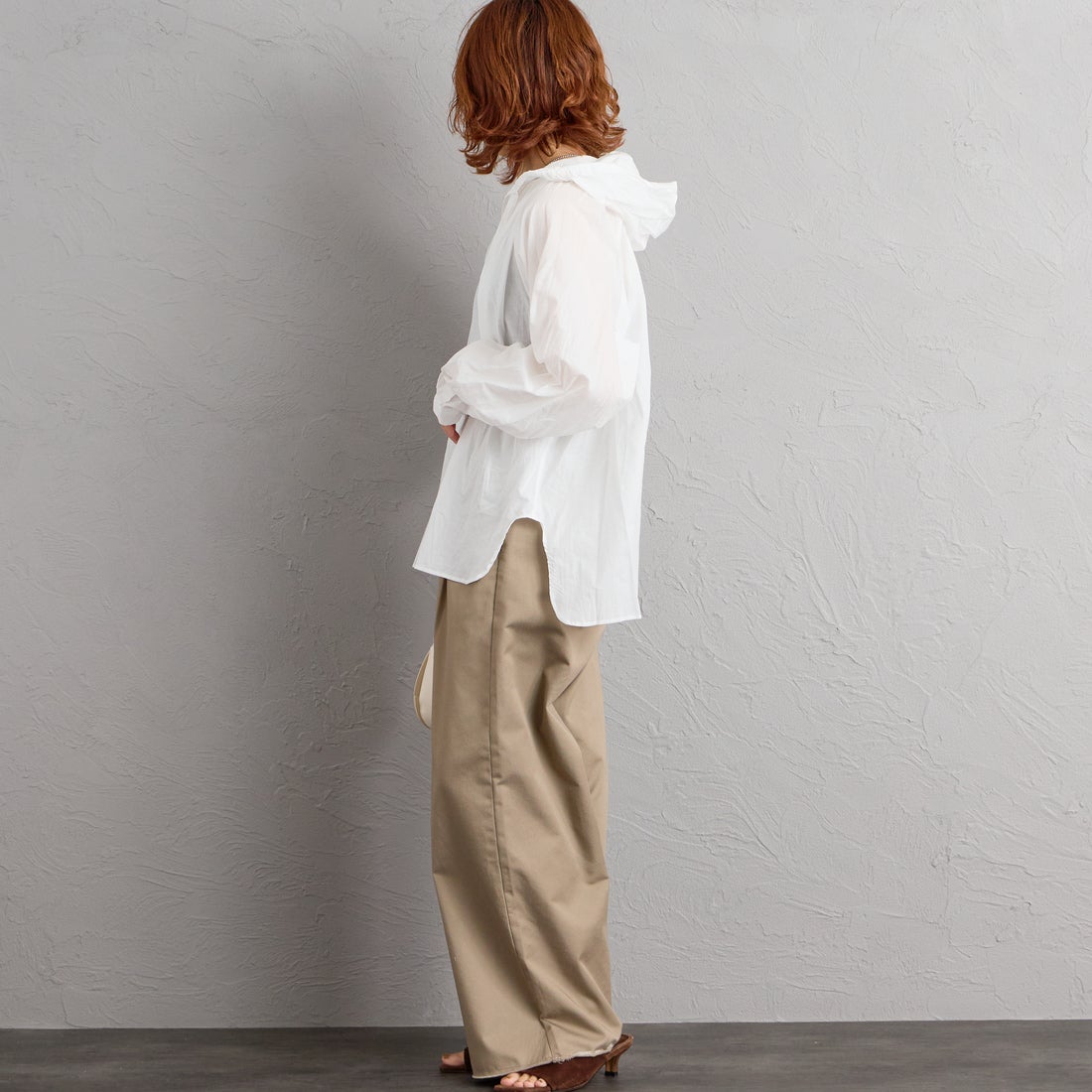 mizuiro ind [ミズイロインド] フーデッドギャザーネックシャツ [3-230133] 11 OFF WHI &&モデル身長：158cm 着用サイズ：F&&