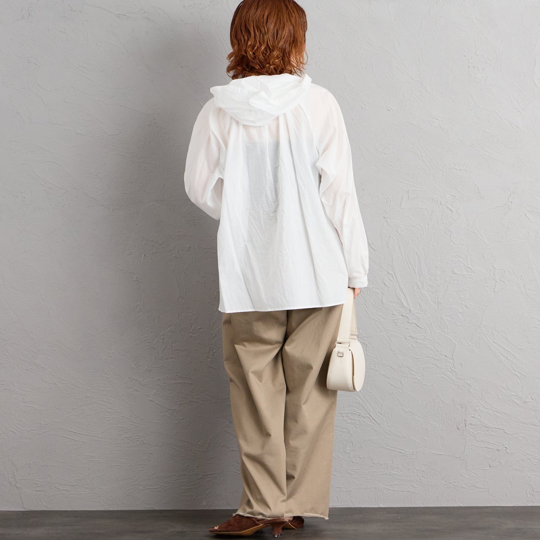 mizuiro ind [ミズイロインド] フーデッドギャザーネックシャツ [3-230133] 11 OFF WHI &&モデル身長：158cm 着用サイズ：F&&